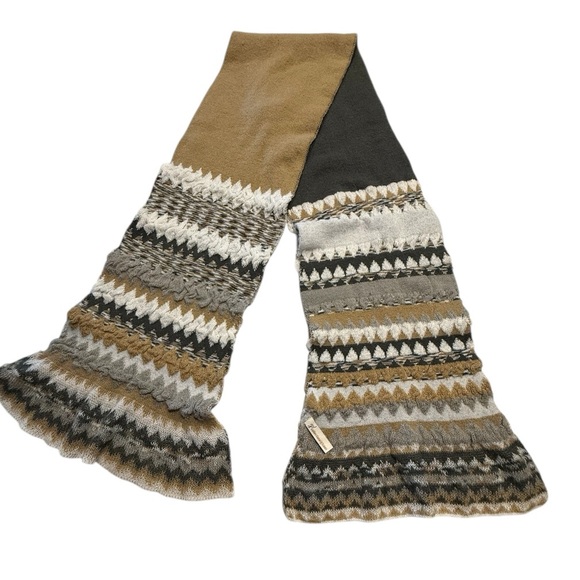 Collectioneighteen Cozy Knit Patterned Scarf with a Gray and Camel Design - Picture 5 of 9